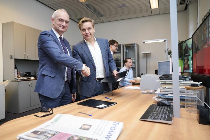 Erik den Hoedt en Martijn Bennis tijdens de ondertekening. Foto door Phil Nijhuis