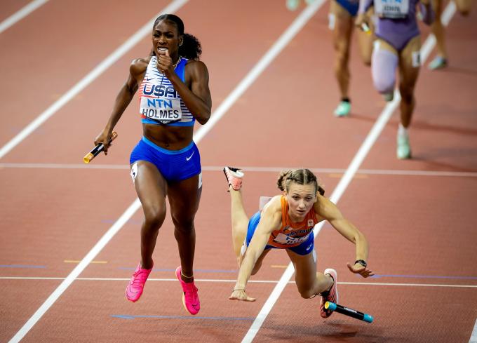BOEDAPEST - Femke Bol valt vlak voor de finish tijdens de finale tijdens de wereldkampioenschappen atletiek. ANP ROBIN VAN LONKHUIJSEN