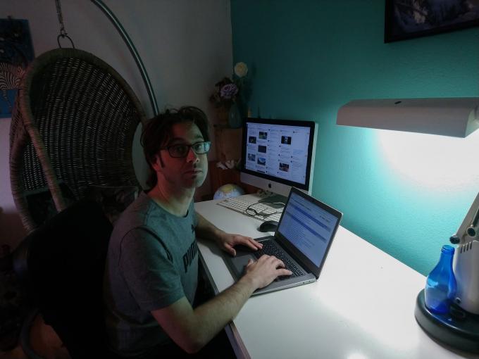Nachtredacteur Luc aan het werk vanuit huis.