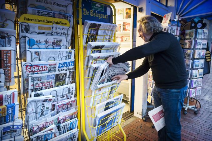 Een krantenrek van kiosk De Lektuurhal in het centrum van Leeuwarden. ANP / Hollandse Hoogte / Kees van de Veen