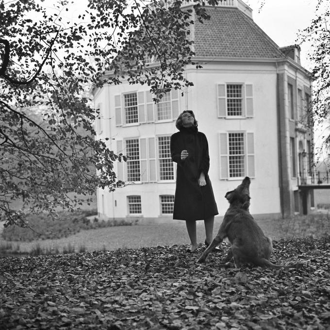Prinses Beatrix met haar hond Joris in de tuin van Kasteel Drakensteyn, 1964. Foto: ANP/Ge van der Werff