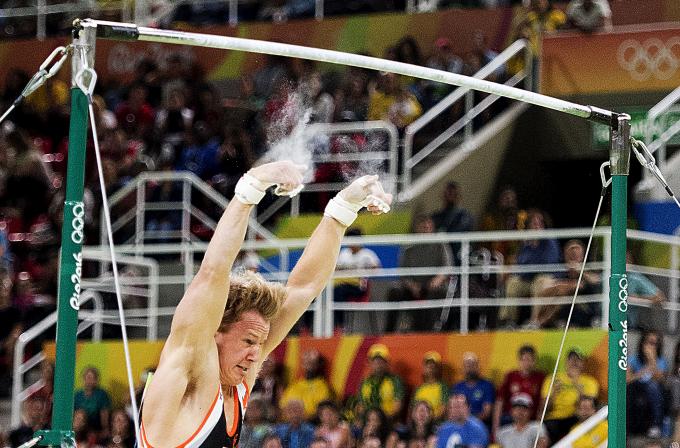 Epke Zonderland valt van rekstok tijdens de toestelfinale op de Spelen in Rio. ANP / Robin Utrecht
