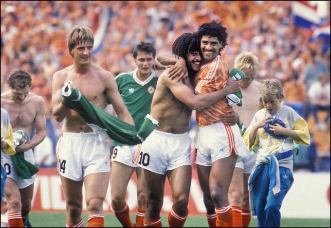 Voetballers Frank Rijkaard, John Bosman en Wim Kieft tijdens EK voetbal in 1988. ANP / Hollandse Hoogte / Michael Kooren