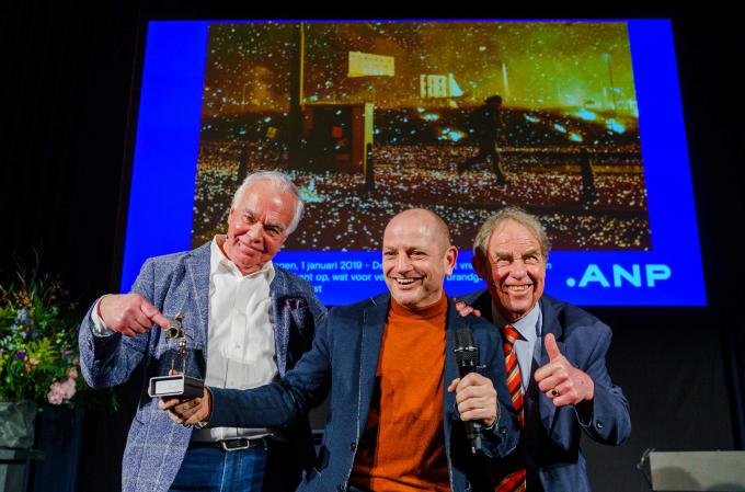 Winnaar Jos van Leeuwen Foto- en Publieksprijs Eric Brinkhorst 2019, jurylid Leo Blom (links) en Jos van Leeuwen (rechts). ANP / Marco de Swart