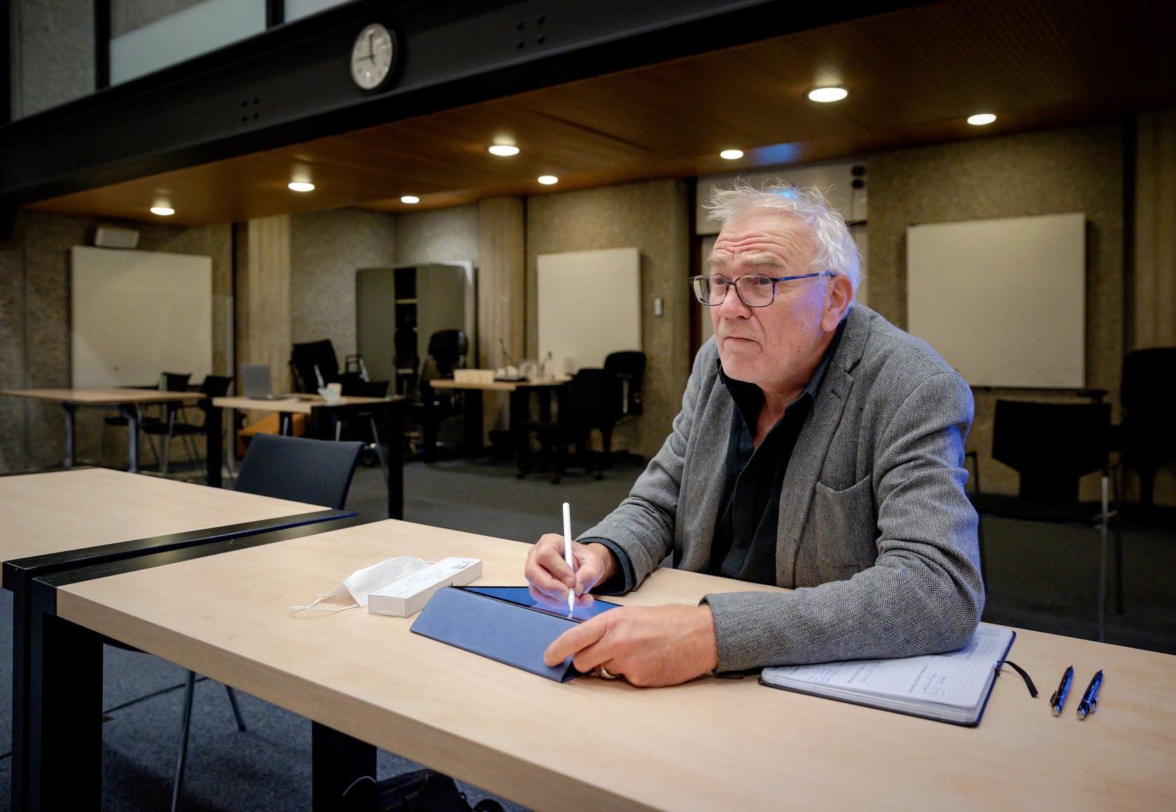 Rechtbanktekenaar Aloys Oosterwijk