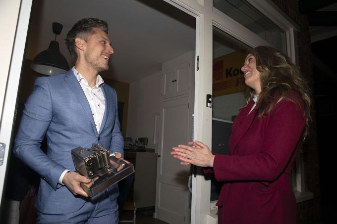Kees van de Veen kreeg de Zilveren Camera uitgereikt door Canon ambassadrice en voormalig ZC winnares Ilvy Njiokiktjien. Foto: ANP/HH/Eric Brinkhorst