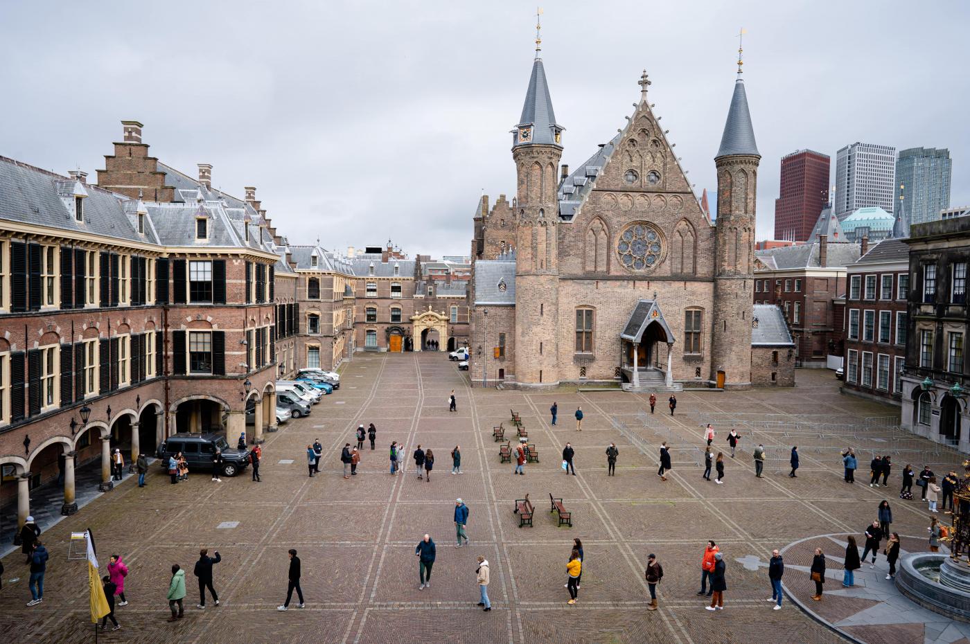 Stemmers in de rij op het Binnenhof voor het stembureau in de Eerste Kamer, verkiezingen