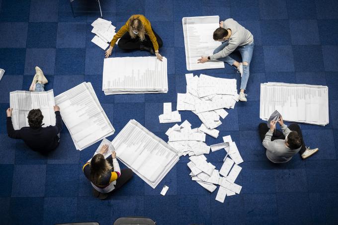 In Martiniplaza, Groningen, worden de stemmen voor de Tweede Kamerverkiezingen geteld. ANP / Hollandse Hoogte / Kees van de Veen