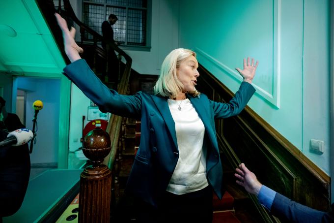 D66-lijsttrekker Sigrid Kaag reageert enthousiast op de eerste uitslag van de exit poll. ANP / Koen van Weel