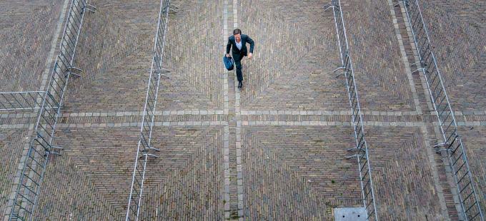 Mark Rutte (VVD) arriveert bij de Stadhouderskamer. Foto: ANP / Bart Maat