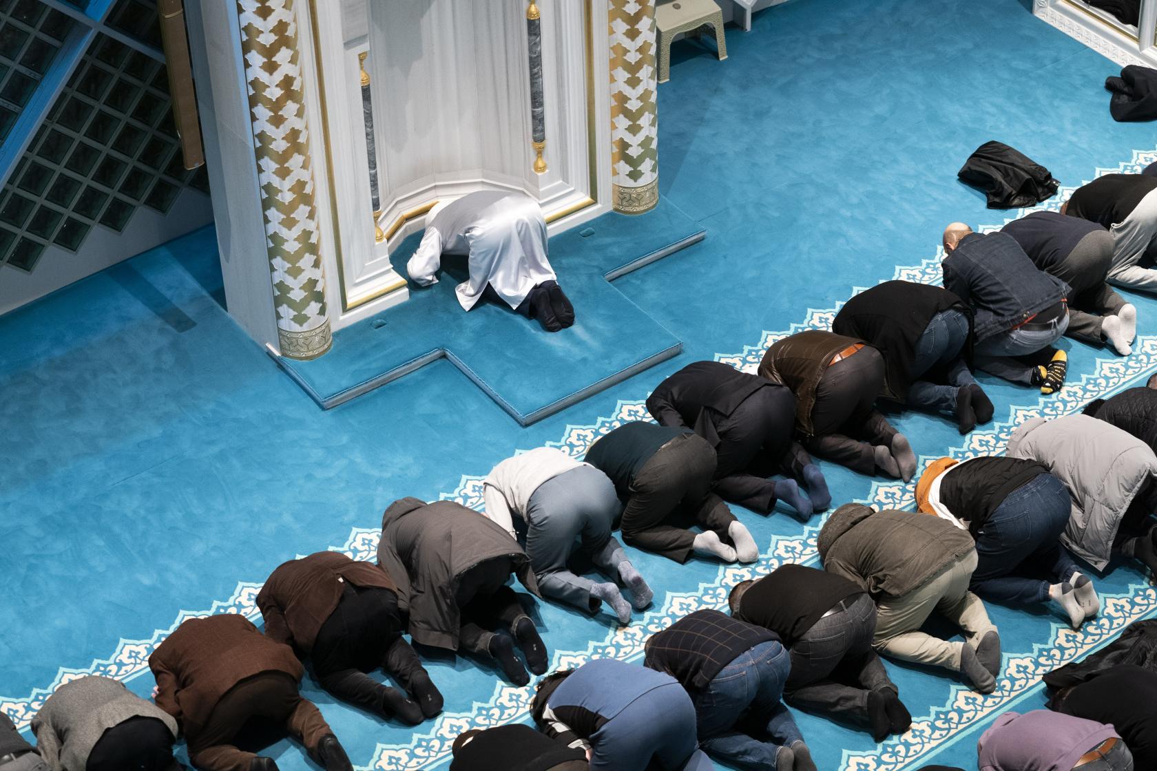 Bezoekers van de Turkse Ulu moskee tijdens het avondgebed aan het begin van de vastenmaand ramadan.