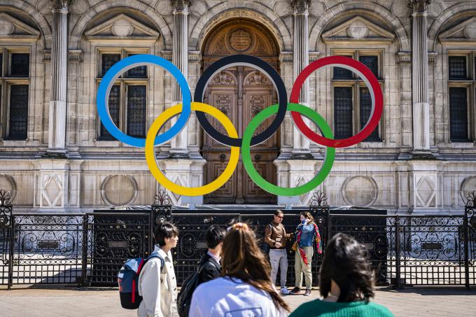 16-04-20 - De Olympische ringen ter promotie van de Olympische Zomerspelen 2024 voor het stadhuis van Parijs. ANP / Hollandse Hoogte / Tobias Kleuver