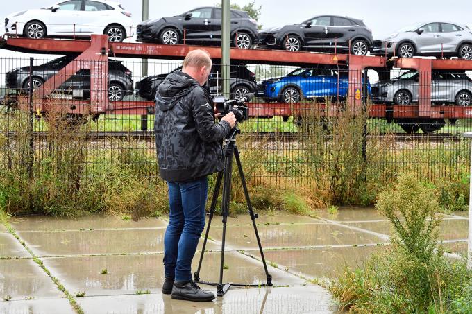 Een cameraman van Omroep Brabant filmt een brandende autotrein vanaf een afstand op aanwijzing van de politie. Foto: ANP / Erald van der Aa
