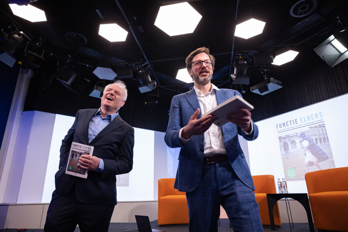 Bart Maat (r) en Leonard Ornstein bij de boekpresentatie van 'Functie elders'. Foto: ANP / Dirk Hol