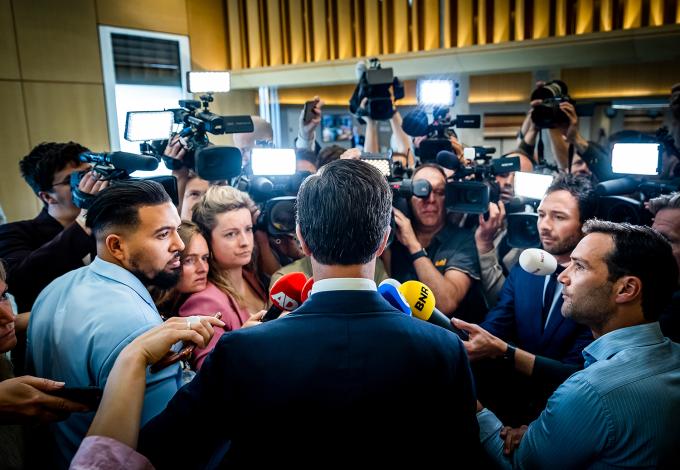 Demissionair premier Mark Rutte staat de pers te woord na het aankondigen van zijn vertrek uit de politiek. Foto: ANP / Remko de Waal