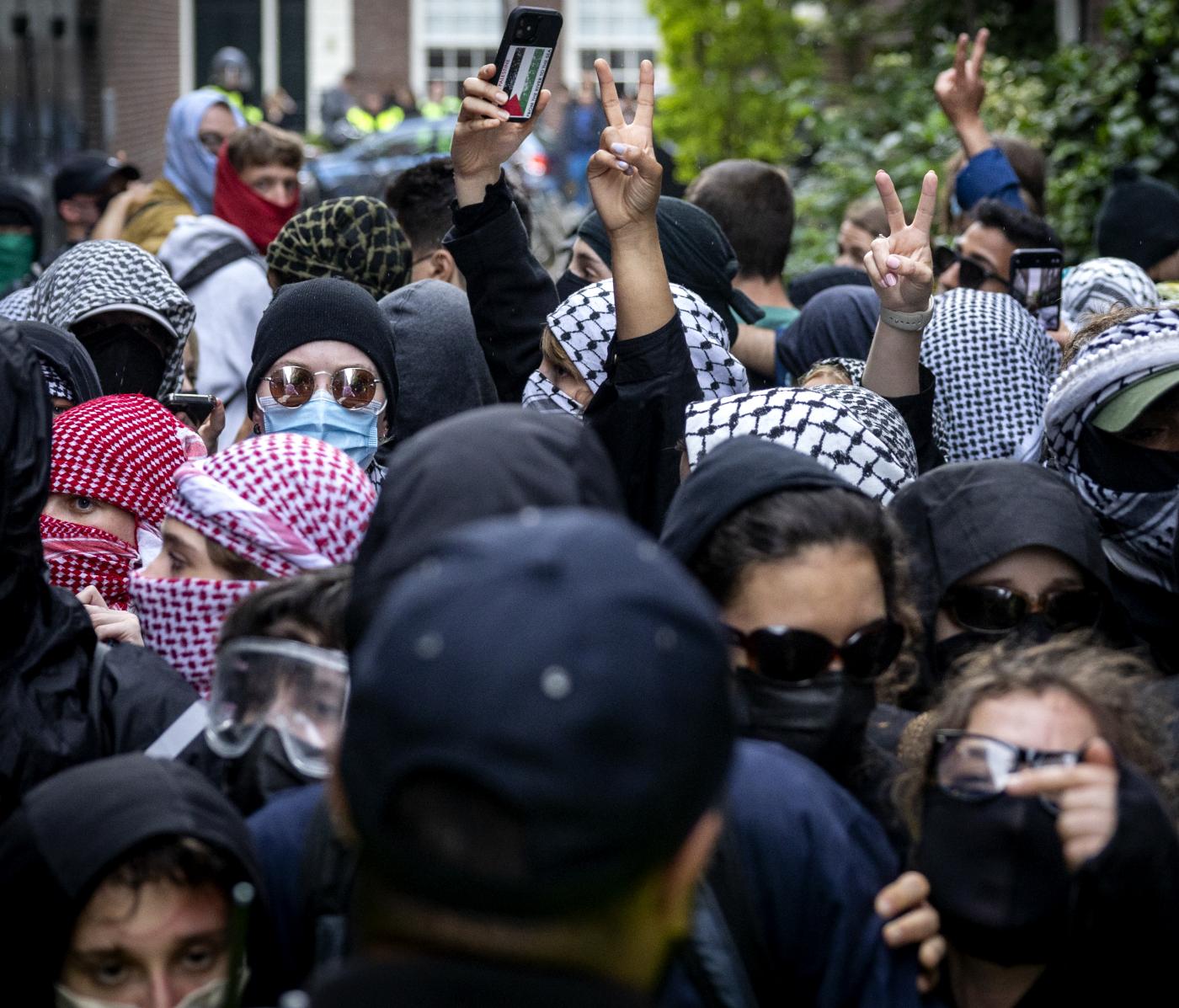 Demonstranten zetten tenten op in binnentuin Oudemanhuispoort Universiteit van Amsterdam. Beeld: ANP