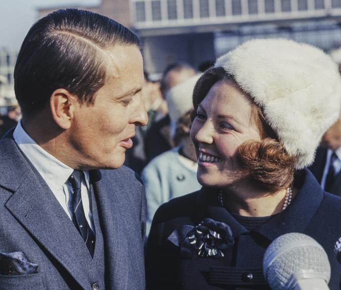 Claus en Beatrix bij terugkomst van hun huwelijksreis in 1966