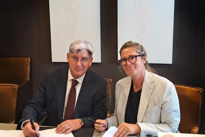 Patrick Lacroix (CEO Belga News Agency) en Martha Riemsma (algemeen directeur ANP) ondertekenen de overeenkomst. Foto: Mark Guldemont / Belga