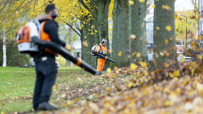 Gemeentes zijn druk bezig met het verwijderen van bladeren. Foto: Laurens van Putten