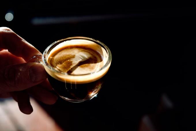 Een kopje koffie in de zon. ANP / Hollandse Hoogte / Richard Brocken