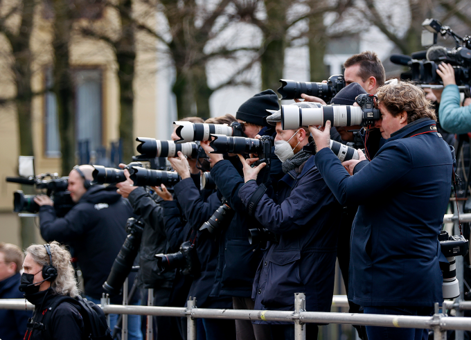 Fotografen tijdens de groepsfoto van de regering op het bordes van Paleis Noordeinde. Foto: ANP / Robin van Lonkhuijsen