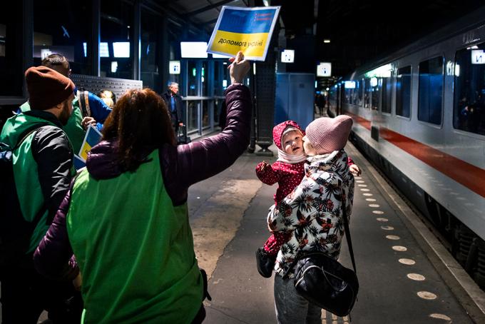 Oekraïense vluchtelingen arriveren op Amsterdam CS. Foto: ANP / Ramon van Flymen