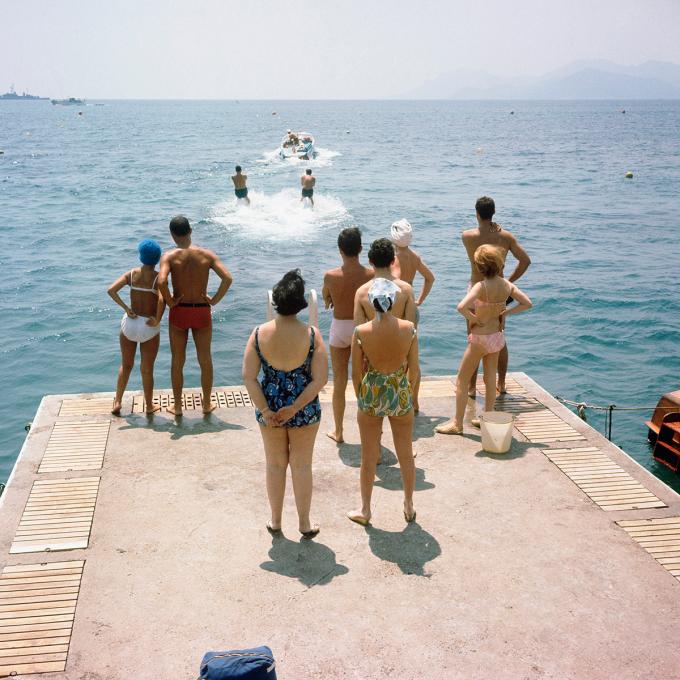 In de jaren vijftig staat een groepje mensen vanaf de pier in Cannes te kijken naar waterskiërs. Foto: ANP / Maria Austria Instituut / Sem Presser