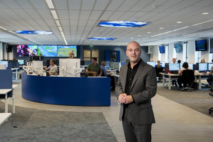 Hoofdredacteur Freek Staps op de redactie. Foto door Roel Rozenburg