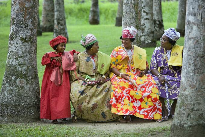 Creoolse vrouwen in Kotomisi jurken, de nationale klederdracht in Paramaribo, 2012. Foto door Frans Lemmens