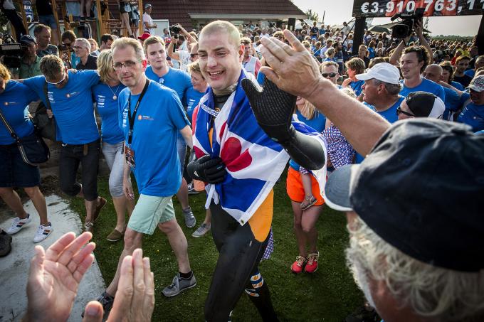 Maarten van der Weijden voltooit Elfstedenzwemtocht, een van de nieuwsgebeurtenissen met een groot aantal persalarmen. Foto door Vincent Jannink.