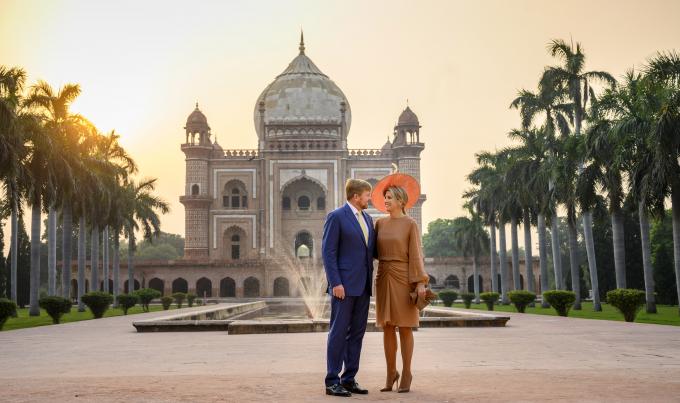 Het koningspaar voor het mausoleum van Safjardung. Foto door Frank van Beek