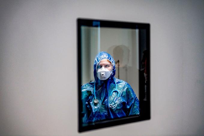 Een zorgmedewerker op de IC van het Amphia ziekenhuis volledig ingepakt om coronapatiënten te  behandelen. Door Robin Utrecht