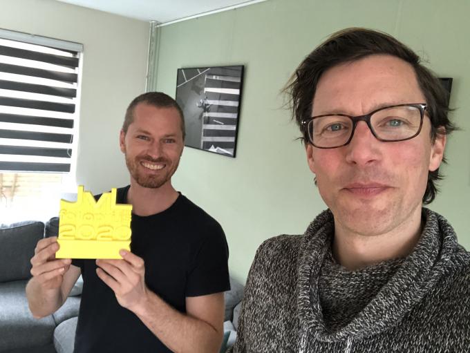 Remco Koers met zijn Jos van Leeuwen Jong Talent-award in zijn hand en presentator Bart Maat voor de opname van de podcast.