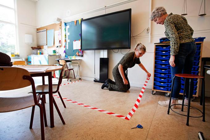 Docenten van de Maria School in Hoorn bereiden hun lokaal voor. Foto: Olaf Kraak