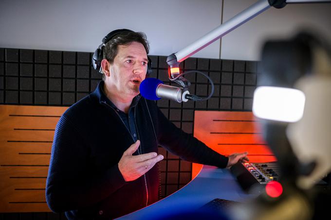 Nieuwslezer Robert-Jan tijdens het nieuwslezen. Foto: Kees van de Veen