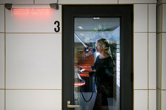 Renee Postma, een van de ANP-nieuwslezers, aan het werk.