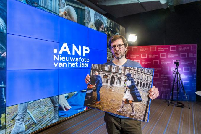 Bart Maat met zijn winnende foto na de uitreiking in het Beeld en Geluid Den Haag. Foto: Lex van Lieshout