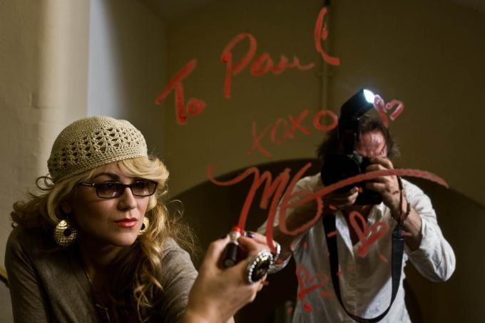 Jazz-zangeres, pianist en singer-songwriter Melody Gardot schrijft een bericht aan fotograaf Paul Bergen met lippenstift op de spiegel.