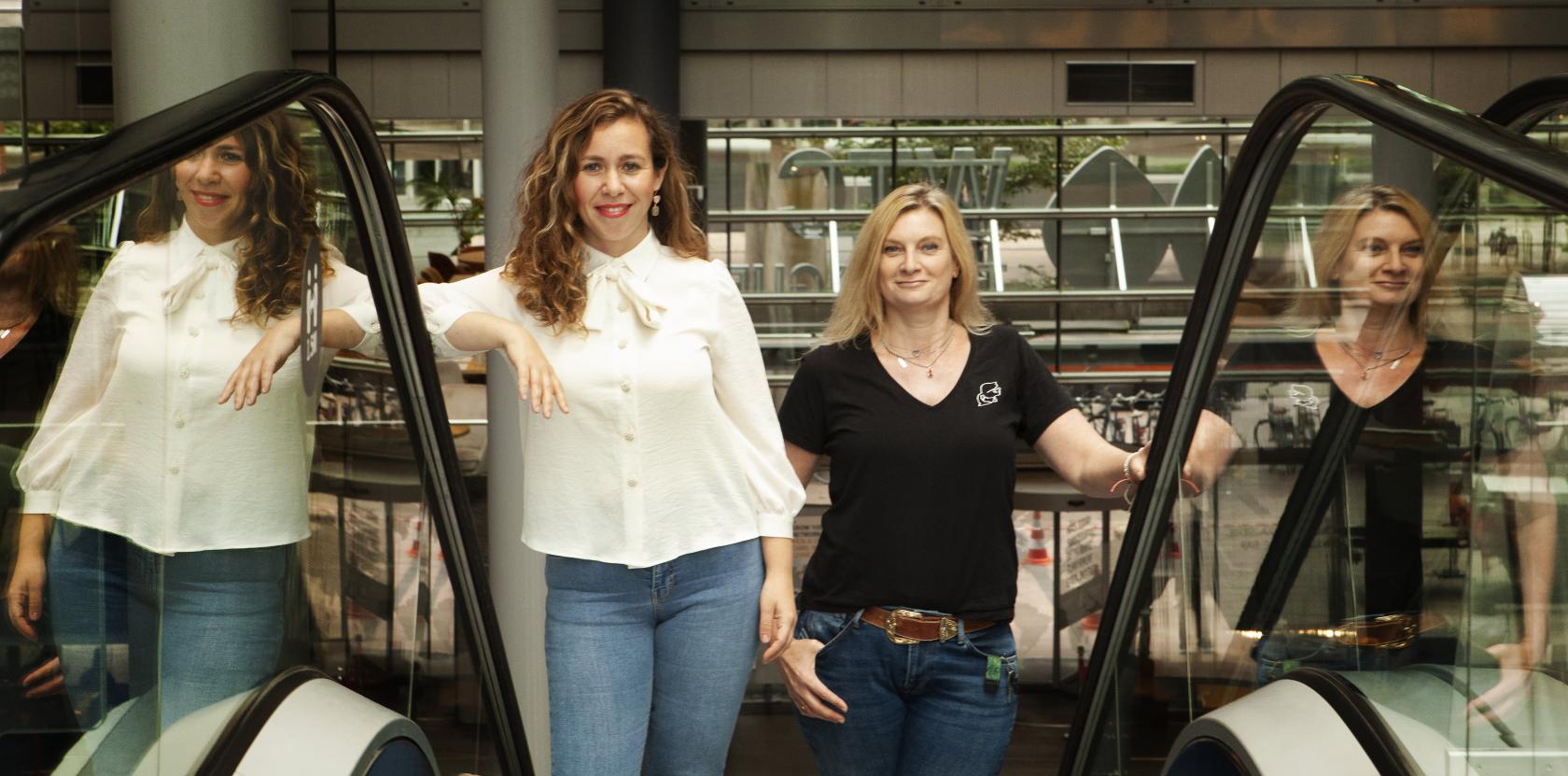 Pelin & Karin op de roltrap van het WTC in Den Haag.