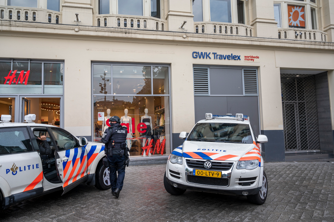 Politie voor de studio van RTL Boulevard aan het Leidseplein in Amsterdam.  Foto: ANP / Evert Elzenga