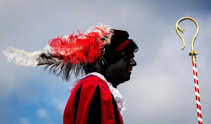 Een Zwarte Piet in het Friese dorp Grou tijdens de intocht van 2019. Foto: ANP / Koen van Weel