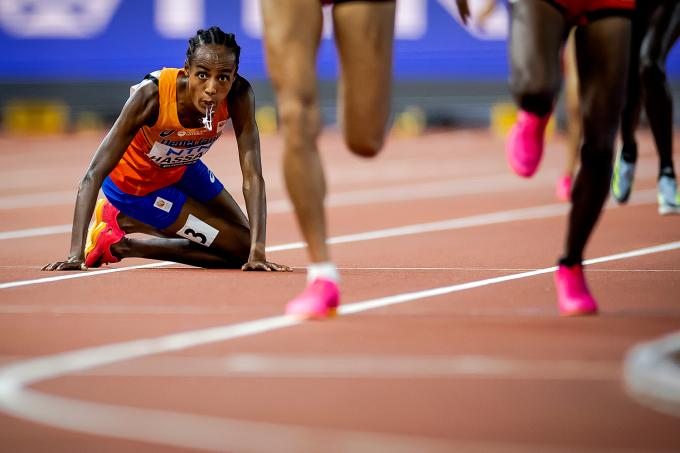 19 augustus 2023 - Sifan Hassan valt vlak voor de finish in de finale van de 10.000 meter tijdens de WK Atletiek. Foto: Robin van Lonkhuijsen / ANP
