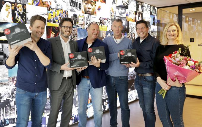 De fotografen met hun nieuwe aanwinsten. Foto door Stephan van den Bos.