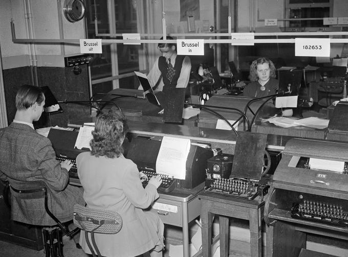 Overzicht van de telexkamer van het persbureau ANP in Den Haag in 1949.