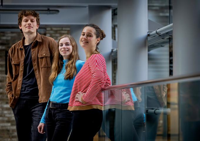 Jelle, Siska en Lieve in WTC Den Haag, waar de ANP-redactie zich bevindt. Foto: ANP / Robin van Lonkhuijsen