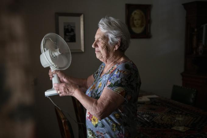 Oude dame blijft binnen omdat het buiten veel te heet is. Foto: Patricia Rehe